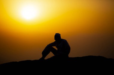 Müslümanlar Suudi Arabistan 'daki Arafat Dağı' nda (veya Jabal Rahmah). Burası Adem ve Havva 'nın cennetten düştükten sonra buluştukları yer..