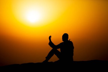 Müslümanlar Suudi Arabistan 'daki Arafat Dağı' nda (veya Jabal Rahmah). Burası Adem ve Havva 'nın cennetten düştükten sonra buluştukları yer..