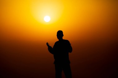 Müslümanlar Suudi Arabistan 'daki Arafat Dağı' nda (veya Jabal Rahmah). Burası Adem ve Havva 'nın cennetten düştükten sonra buluştukları yer..