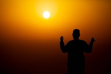 Müslümanlar Suudi Arabistan 'daki Arafat Dağı' nda (veya Jabal Rahmah). Burası Adem ve Havva 'nın cennetten düştükten sonra buluştukları yer..