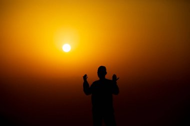 Müslümanlar Suudi Arabistan 'daki Arafat Dağı' nda (veya Jabal Rahmah). Burası Adem ve Havva 'nın cennetten düştükten sonra buluştukları yer..