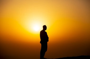 Müslümanlar Suudi Arabistan 'daki Arafat Dağı' nda (veya Jabal Rahmah). Burası Adem ve Havva 'nın cennetten düştükten sonra buluştukları yer..