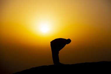 Müslümanlar Suudi Arabistan 'daki Arafat Dağı' nda (veya Jabal Rahmah). Burası Adem ve Havva 'nın cennetten düştükten sonra buluştukları yer..