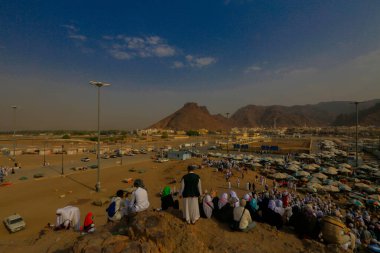 Arafat, Suudi Arabistan 'da. Burası Adem ve Havva 'nın cennetten düştükten sonra buluştukları yer.