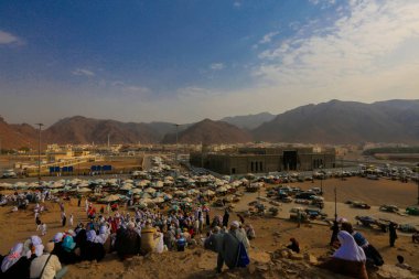 Arafat, Suudi Arabistan 'da. Burası Adem ve Havva 'nın cennetten düştükten sonra buluştukları yer.