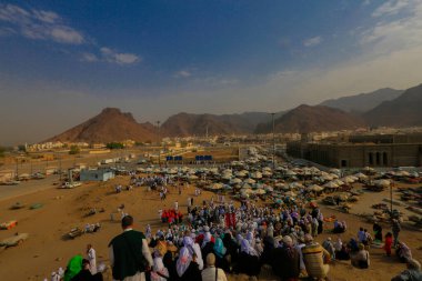 Arafat, Suudi Arabistan 'da. Burası Adem ve Havva 'nın cennetten düştükten sonra buluştukları yer.