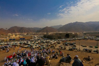 Arafat, Suudi Arabistan 'da. Burası Adem ve Havva 'nın cennetten düştükten sonra buluştukları yer.