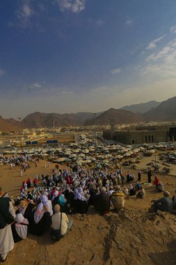 Arafat, Suudi Arabistan 'da. Burası Adem ve Havva 'nın cennetten düştükten sonra buluştukları yer.