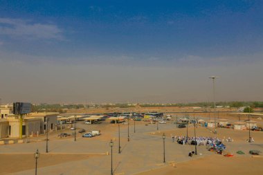 Arafat, Suudi Arabistan 'da. Burası Adem ve Havva 'nın cennetten düştükten sonra buluştukları yer.