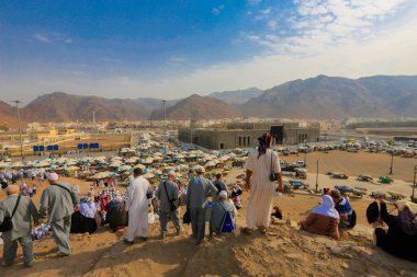 Arafat, Suudi Arabistan 'da. Burası Adem ve Havva 'nın cennetten düştükten sonra buluştukları yer.