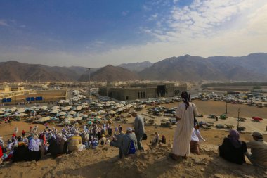 Arafat, Suudi Arabistan 'da. Burası Adem ve Havva 'nın cennetten düştükten sonra buluştukları yer.