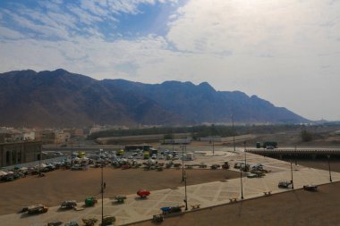 Arafat, Suudi Arabistan 'da. Burası Adem ve Havva 'nın cennetten düştükten sonra buluştukları yer.