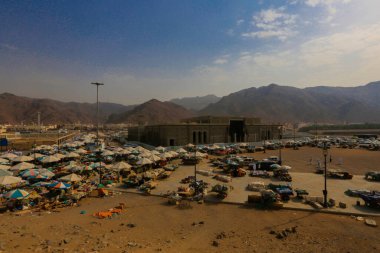 Arafat, Suudi Arabistan 'da. Burası Adem ve Havva 'nın cennetten düştükten sonra buluştukları yer.