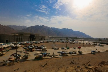 Arafat, Suudi Arabistan 'da. Burası Adem ve Havva 'nın cennetten düştükten sonra buluştukları yer.