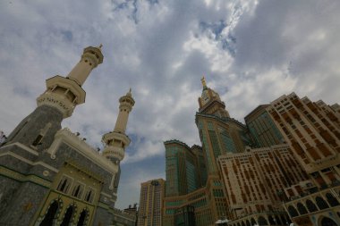 Müslümanların kutsal yeri, Kabe / Suudi Arabistan 'ın giriş kapısı ve minareleri.