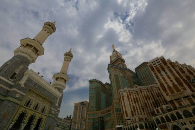 Müslümanların kutsal yeri, Kabe / Suudi Arabistan 'ın giriş kapısı ve minareleri.