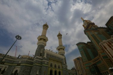 Müslümanların kutsal yeri, Kabe / Suudi Arabistan 'ın giriş kapısı ve minareleri.