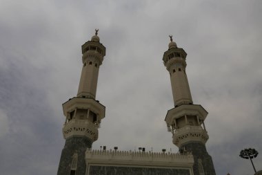 Müslümanların kutsal yeri, Kabe / Suudi Arabistan 'ın giriş kapısı ve minareleri.