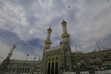 Müslümanların kutsal yeri, Kabe / Suudi Arabistan 'ın giriş kapısı ve minareleri.