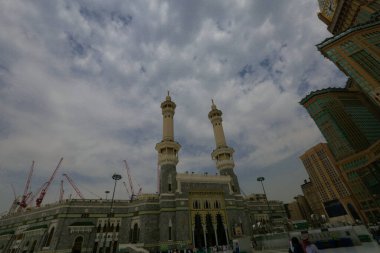 Müslümanların kutsal yeri, Kabe / Suudi Arabistan 'ın giriş kapısı ve minareleri.