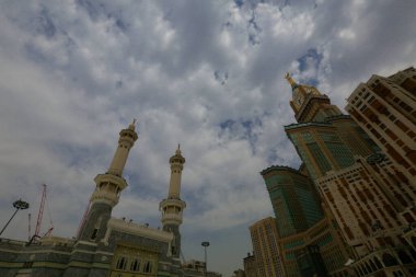 Müslümanların kutsal yeri, Kabe / Suudi Arabistan 'ın giriş kapısı ve minareleri.