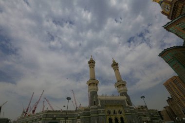 Müslümanların kutsal yeri, Kabe / Suudi Arabistan 'ın giriş kapısı ve minareleri.
