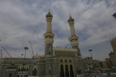 Müslümanların kutsal yeri, Kabe / Suudi Arabistan 'ın giriş kapısı ve minareleri.