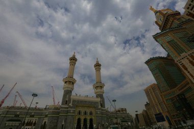 Müslümanların kutsal yeri, Kabe / Suudi Arabistan 'ın giriş kapısı ve minareleri.