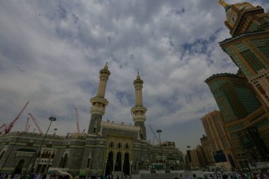 Müslümanların kutsal yeri, Kabe / Suudi Arabistan 'ın giriş kapısı ve minareleri.