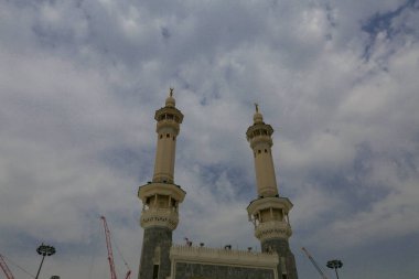 Müslümanların kutsal yeri, Kabe / Suudi Arabistan 'ın giriş kapısı ve minareleri.