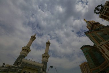 Müslümanların kutsal yeri, Kabe / Suudi Arabistan 'ın giriş kapısı ve minareleri.
