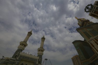 Müslümanların kutsal yeri, Kabe / Suudi Arabistan 'ın giriş kapısı ve minareleri.