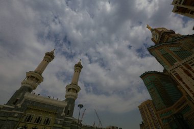 Müslümanların kutsal yeri, Kabe / Suudi Arabistan 'ın giriş kapısı ve minareleri.
