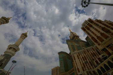 Müslümanların kutsal yeri, Kabe / Suudi Arabistan 'ın giriş kapısı ve minareleri.