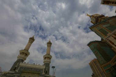 Müslümanların kutsal yeri, Kabe / Suudi Arabistan 'ın giriş kapısı ve minareleri.