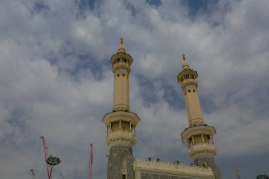 Müslümanların kutsal yeri, Kabe / Suudi Arabistan 'ın giriş kapısı ve minareleri.