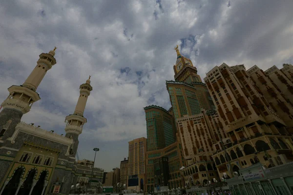 Müslümanların kutsal yeri, Kabe / Suudi Arabistan 'ın giriş kapısı ve minareleri.