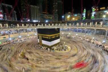 Dünyanın dört bir yanından insanlar Kâbe 'nin çevresinde, Mescidi Haram' da ya da Mescid-i Haram 'da namaz kılıyorlar..