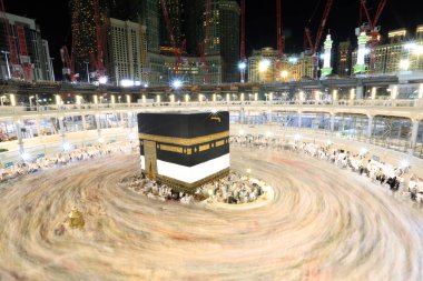 Dünyanın dört bir yanından insanlar Kâbe 'nin çevresinde, Mescidi Haram' da ya da Mescid-i Haram 'da namaz kılıyorlar..