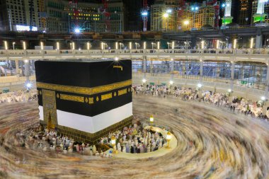 Dünyanın dört bir yanından insanlar Kâbe 'nin çevresinde, Mescidi Haram' da ya da Mescid-i Haram 'da namaz kılıyorlar..