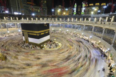 Dünyanın dört bir yanından insanlar Kâbe 'nin çevresinde, Mescidi Haram' da ya da Mescid-i Haram 'da namaz kılıyorlar..