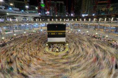 Dünyanın dört bir yanından insanlar Kâbe 'nin çevresinde, Mescidi Haram' da ya da Mescid-i Haram 'da namaz kılıyorlar..