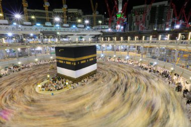 Dünyanın dört bir yanından insanlar Kâbe 'nin çevresinde, Mescidi Haram' da ya da Mescid-i Haram 'da namaz kılıyorlar..