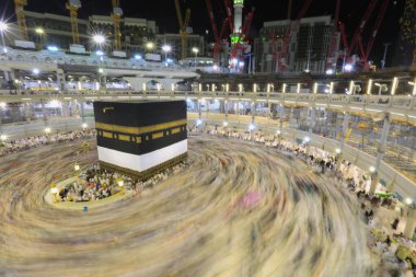 Dünyanın dört bir yanından insanlar Kâbe 'nin çevresinde, Mescidi Haram' da ya da Mescid-i Haram 'da namaz kılıyorlar..