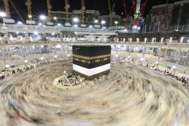 Dünyanın dört bir yanından insanlar Kâbe 'nin çevresinde, Mescidi Haram' da ya da Mescid-i Haram 'da namaz kılıyorlar..