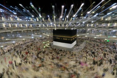Dünyanın dört bir yanından insanlar Kâbe 'nin çevresinde, Mescidi Haram' da ya da Mescid-i Haram 'da namaz kılıyorlar..