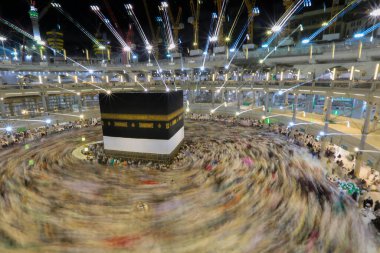 Dünyanın dört bir yanından insanlar Kâbe 'nin çevresinde, Mescidi Haram' da ya da Mescid-i Haram 'da namaz kılıyorlar..