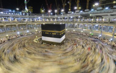 Dünyanın dört bir yanından insanlar Kâbe 'nin çevresinde, Mescidi Haram' da ya da Mescid-i Haram 'da namaz kılıyorlar..
