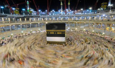 Dünyanın dört bir yanından insanlar Kâbe 'nin çevresinde, Mescidi Haram' da ya da Mescid-i Haram 'da namaz kılıyorlar..