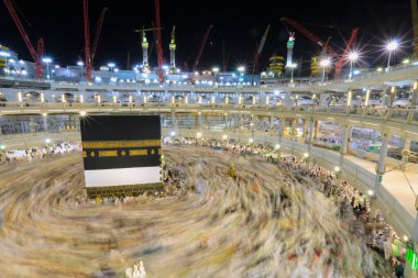 Dünyanın dört bir yanından insanlar Kâbe 'nin çevresinde, Mescidi Haram' da ya da Mescid-i Haram 'da namaz kılıyorlar..